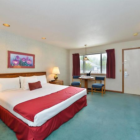 Travelodge By Wyndham Mackinaw City Exteriör bild