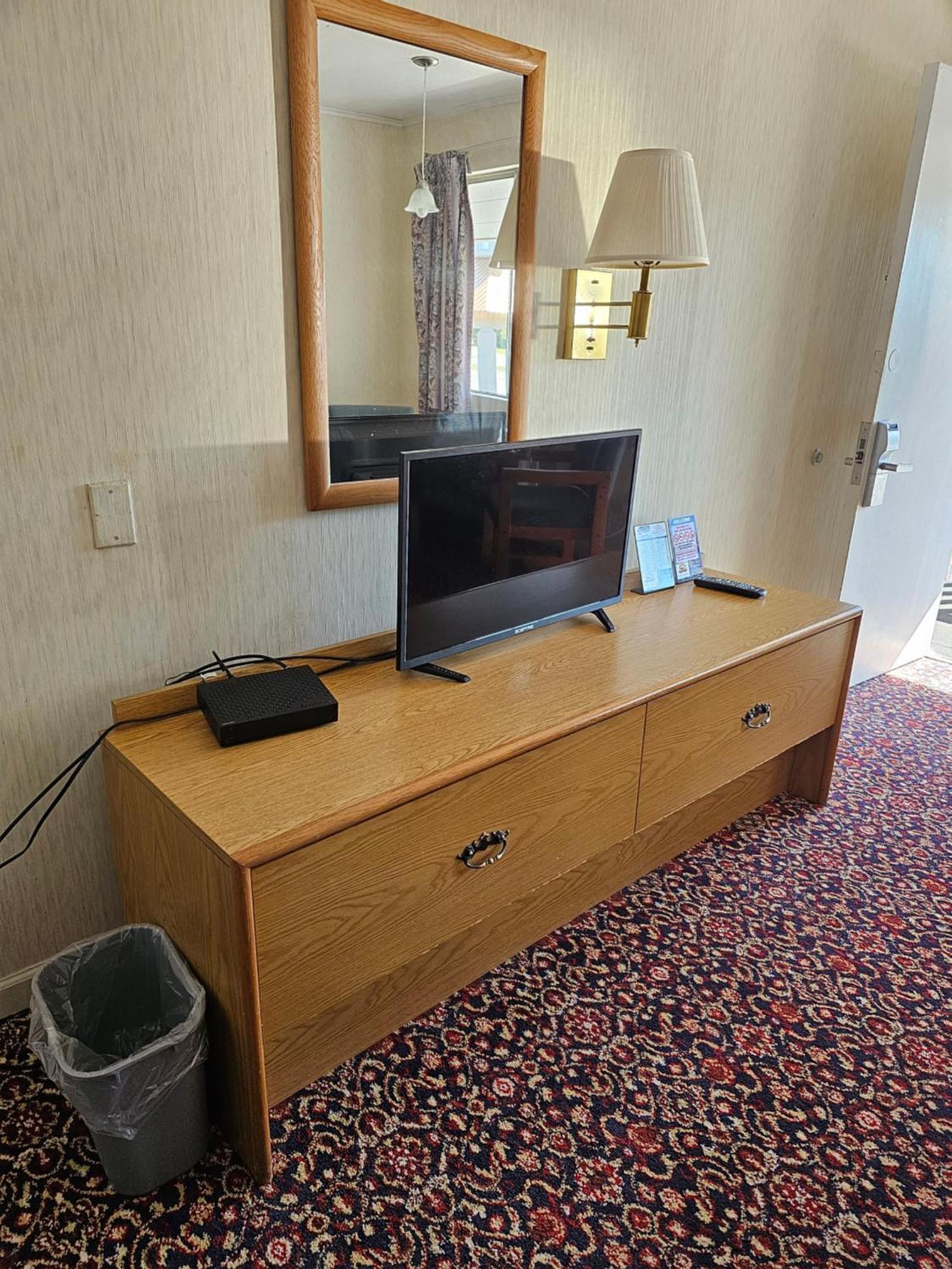 Travelodge By Wyndham Mackinaw City Exteriör bild