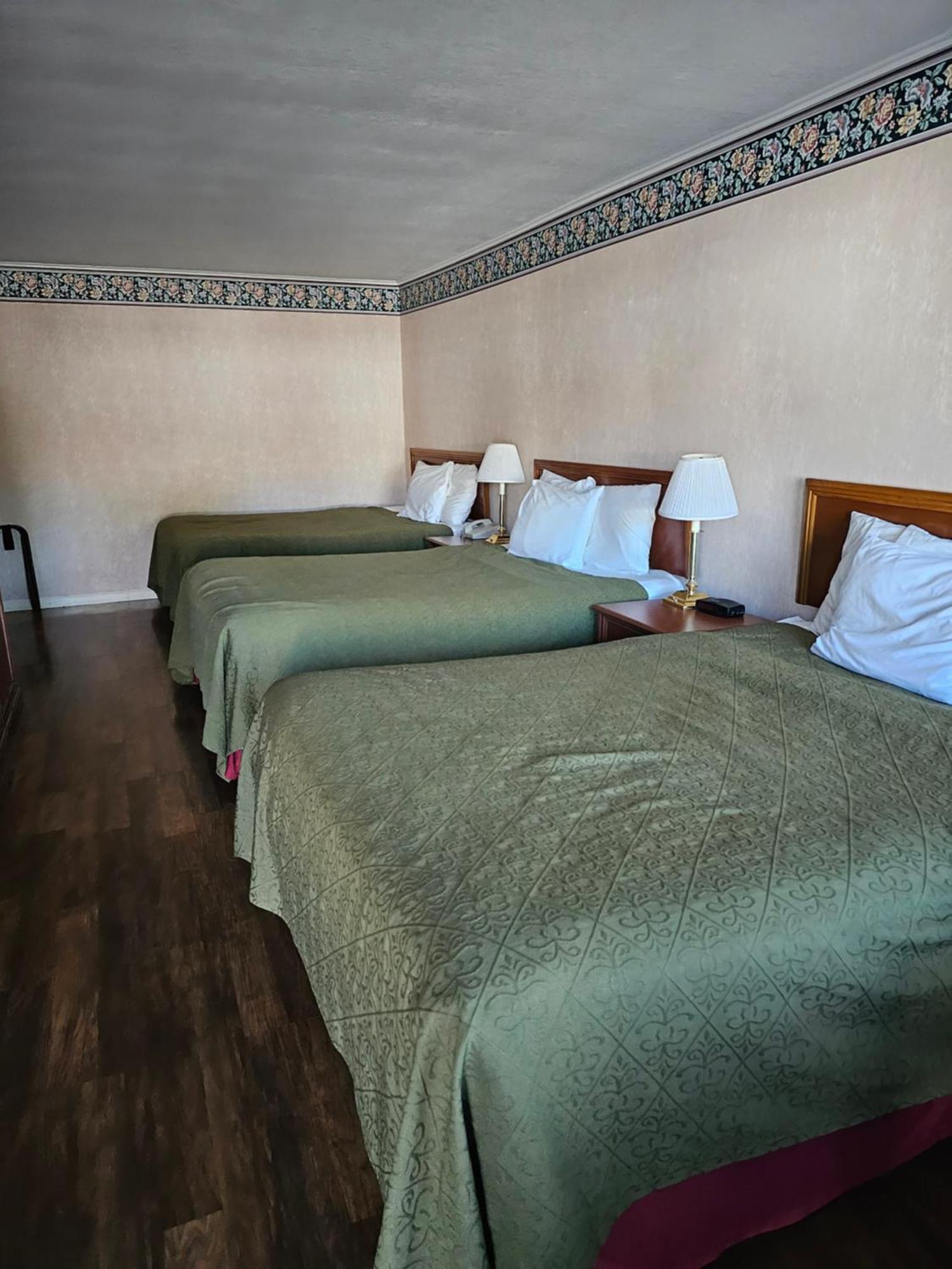 Travelodge By Wyndham Mackinaw City Exteriör bild