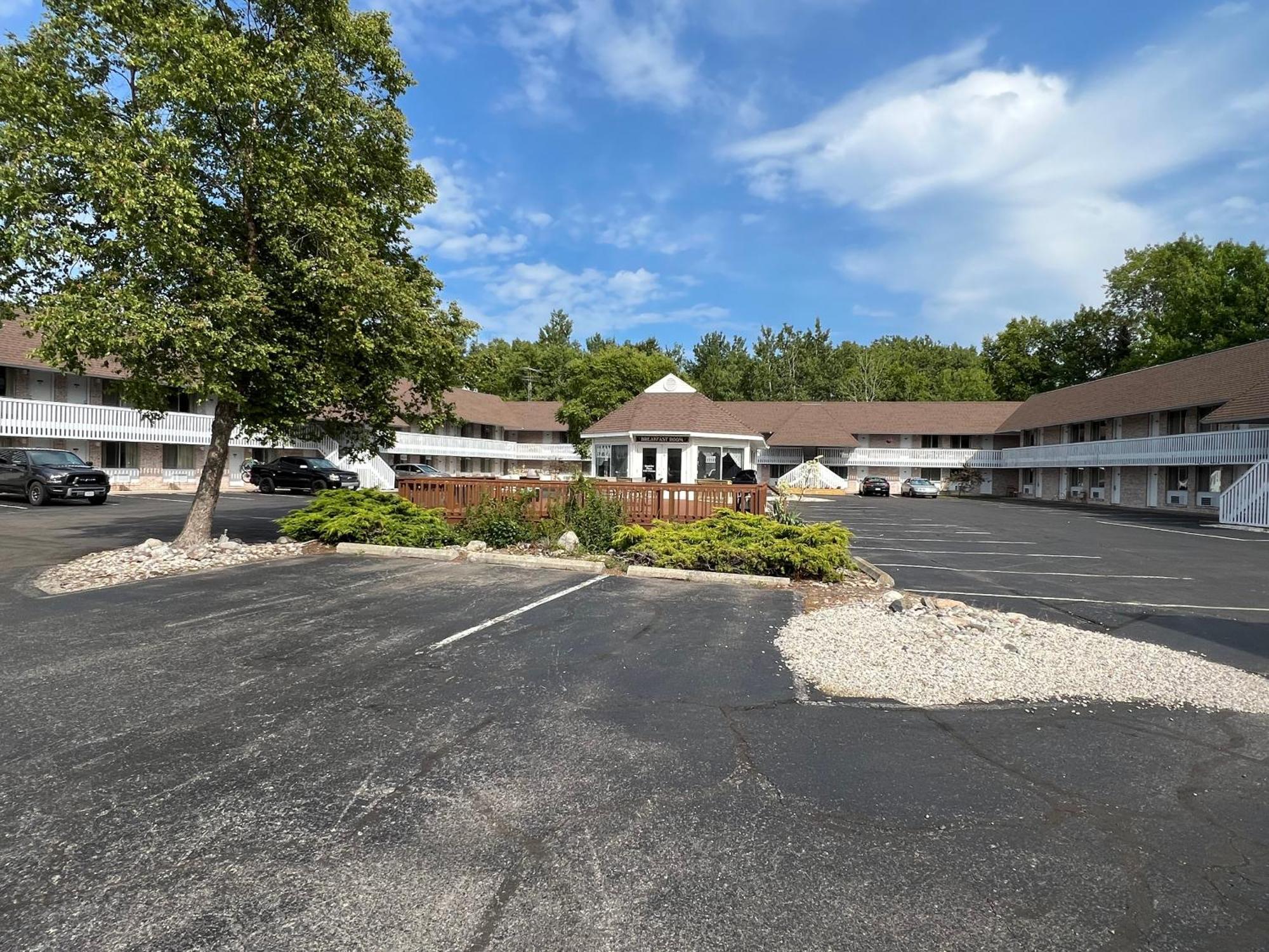 Travelodge By Wyndham Mackinaw City Exteriör bild