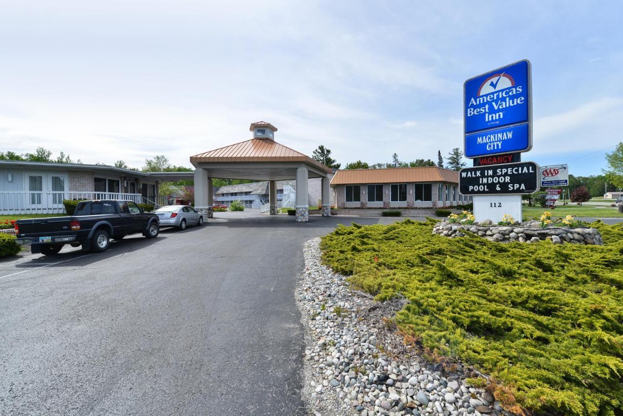 Travelodge By Wyndham Mackinaw City Exteriör bild